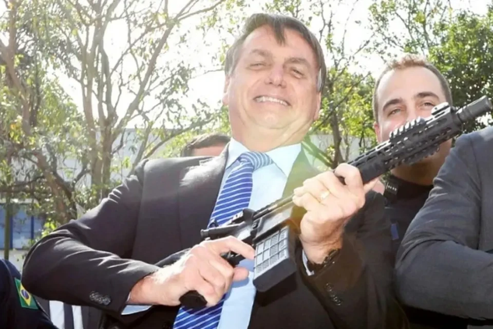 Bolsonaro presta depoimento de cinco minutos à polícia sobre arma apreendida Agente que estava com arma de Bolsonaro foi abordado em blitz