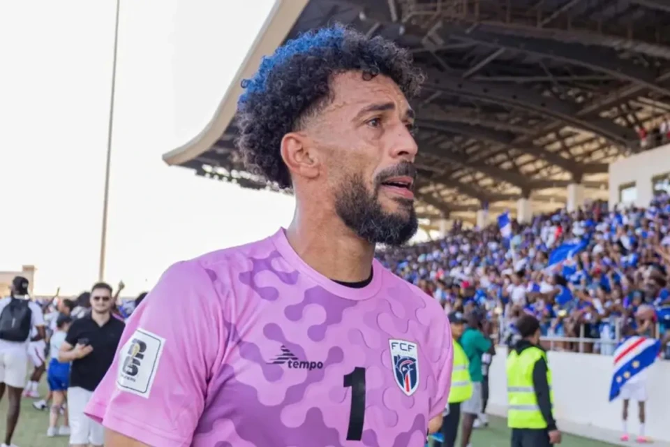 Em visita ao Brasil, goleiro Vozinha tomou gol de atacante do Goiás (Foto: Instagram)