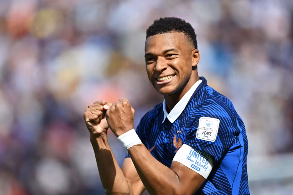 Com dois gols de Mbappé, França bate Senegal e estreia com vitória