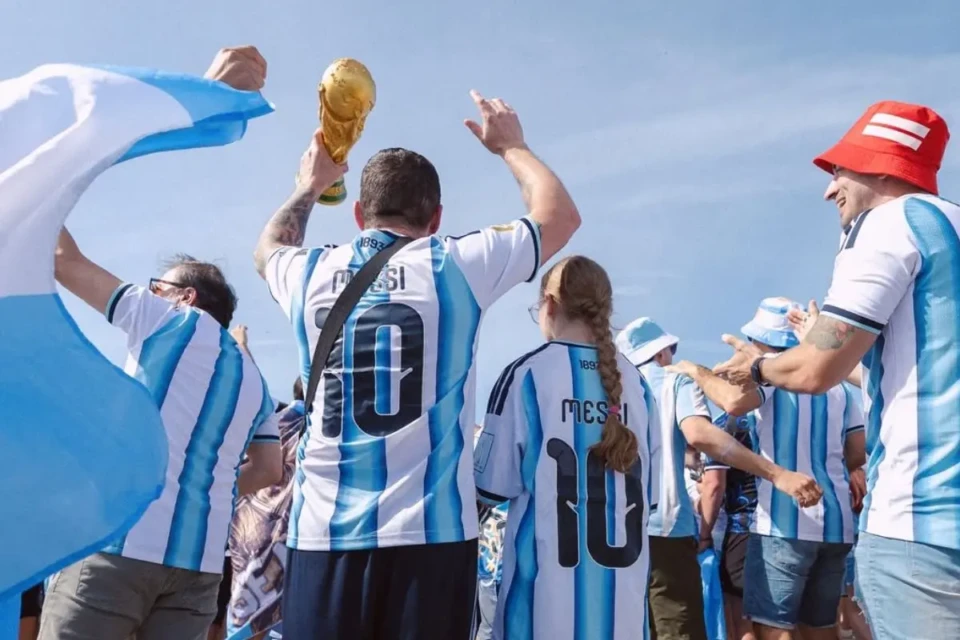 Pais caloteiros que devem pensão na Argentina são proibidos de ir aos estádios da Copa (Foto: Instagram)