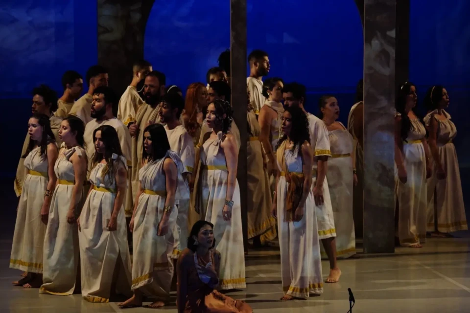 Basileu França apresenta ópera “La Traviata” com mais de 130 alunos em Goiânia