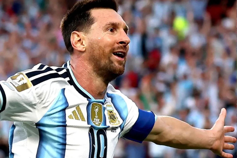 Messi, o gênio, abre a última Copa da carreira com três gols e sai aplaudido de pé (Foto: Instagram)