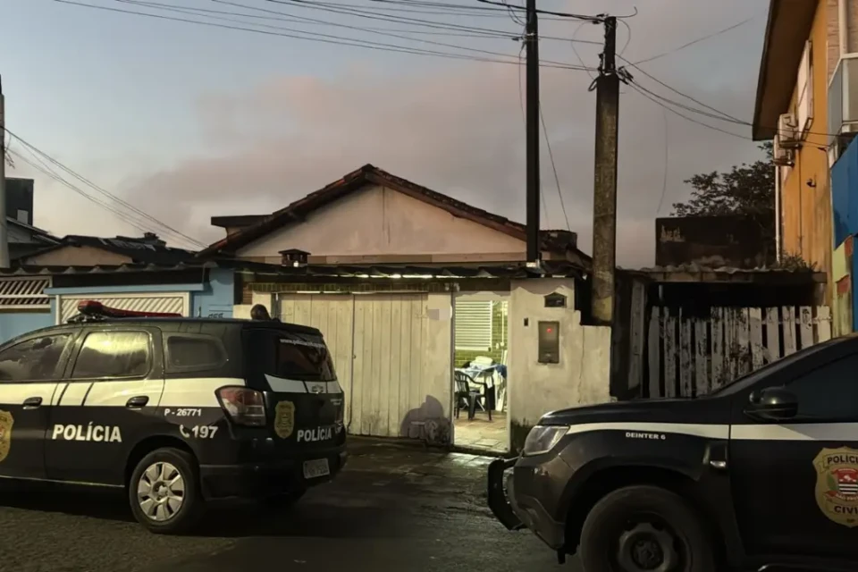 Policiais cumprindo mandados - (Foto: reprodução/PC)