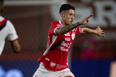 Gustavo Puskas em jogo pelo Vila Nova