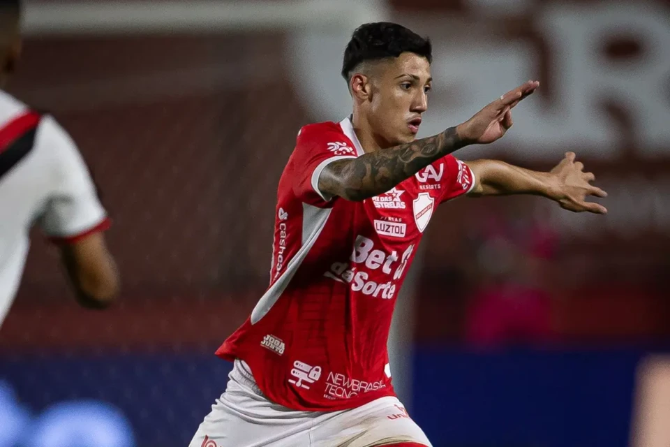 Gustavo Puskas em jogo pelo Vila Nova