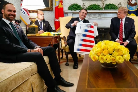 Trump confunde Flávio com Eduardo e diz que prenderam Bolsonaro Jr. Americano disse que "situação política no Brasil é perigosa"