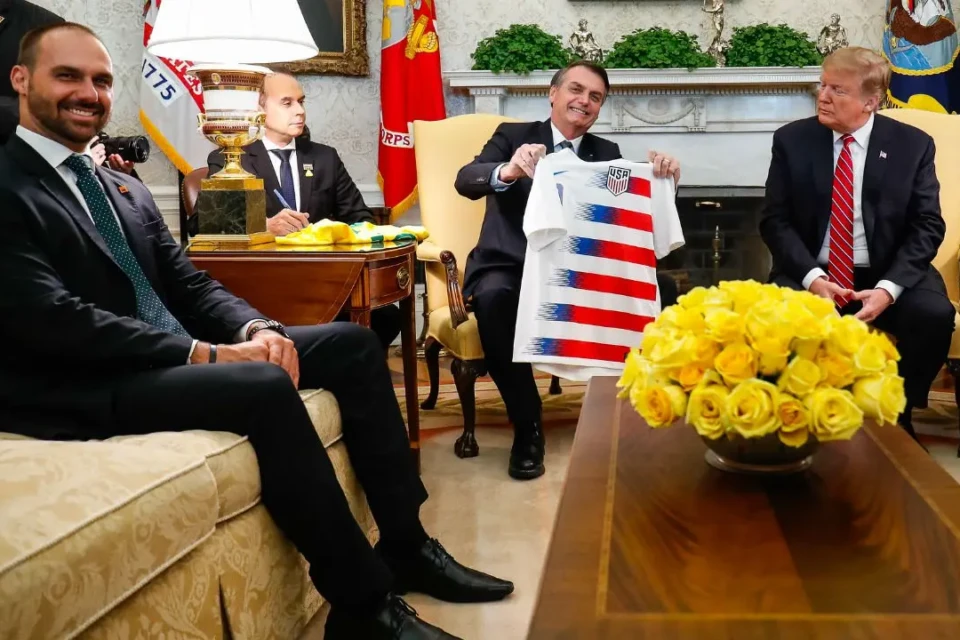 Trump confunde Flávio com Eduardo e diz que prenderam Bolsonaro Jr. Americano disse que "situação política no Brasil é perigosa"
