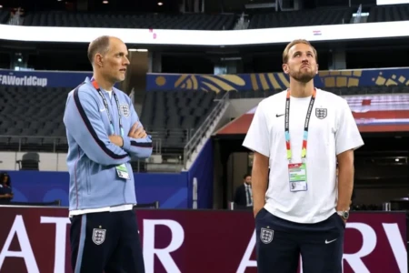 Técnico Thomas Tuchel conversa com Harry Kane no estádio do jogo (Foto: Instagram)