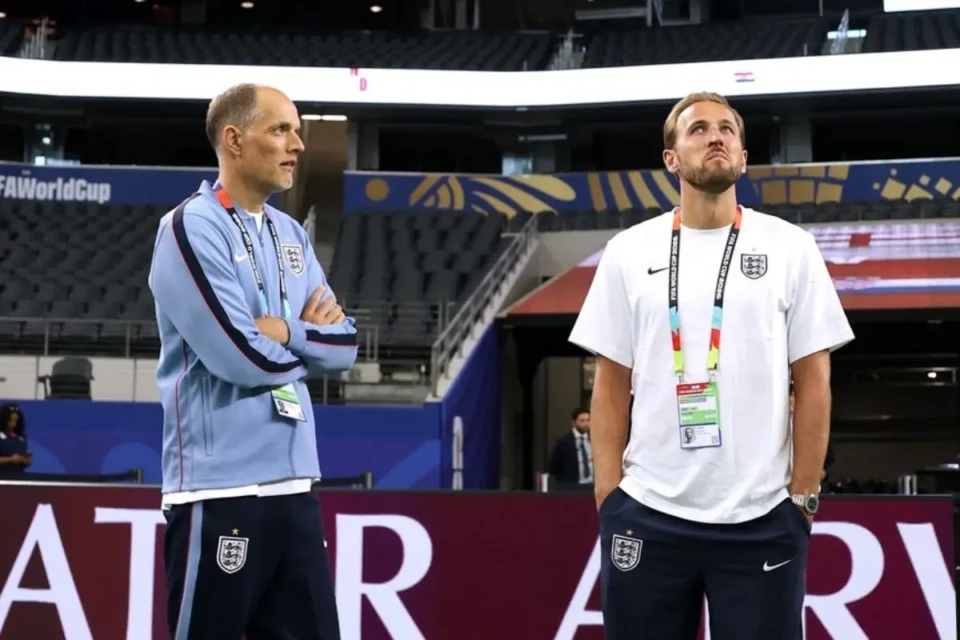 Técnico Thomas Tuchel conversa com Harry Kane no estádio do jogo (Foto: Instagram)