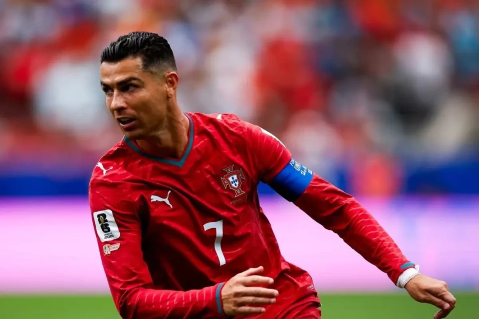 'Já não é mais o mesmo. Está mais velho', diz jogador do Congo sobre Cristiano Ronaldo (Foto: Instagram)