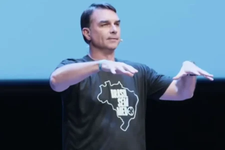 Flávio Bolsonaro apresenta plano de segurança com previsão de castração química; confira