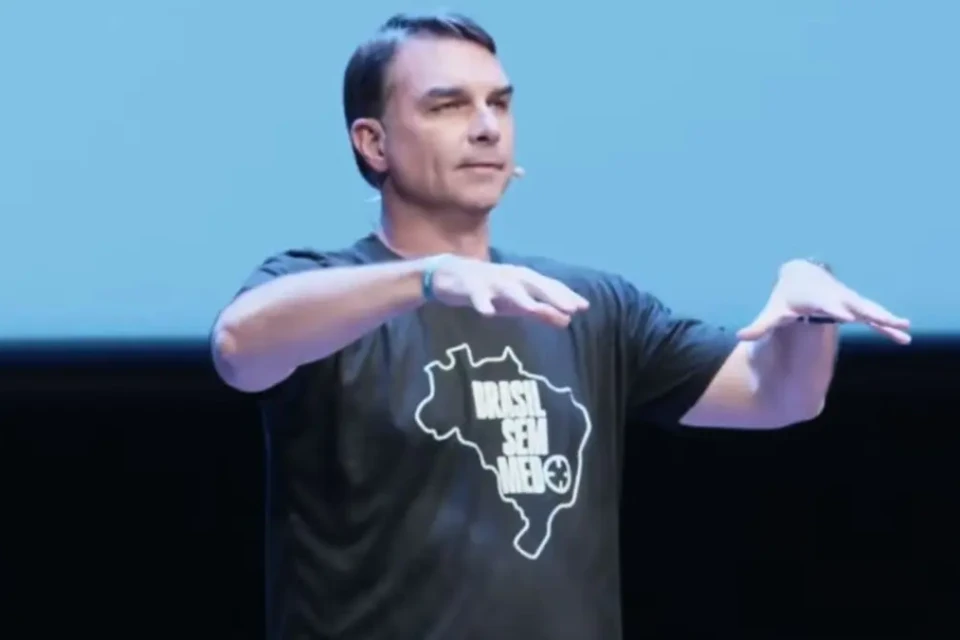 Flávio Bolsonaro apresenta plano de segurança com previsão de castração química; confira