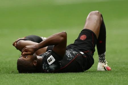 Ismaël Koné, do Canadá, geme de dor após quebrar a perna (Foto: Folhapress)