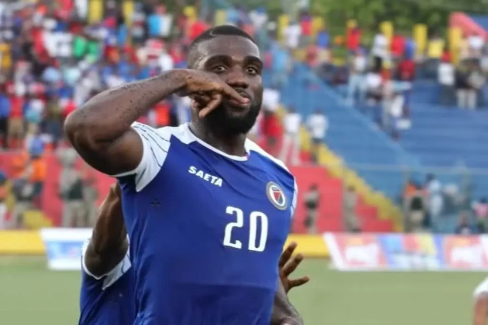 'Minha mãe escolhia entre comer ou nos alimentar', diz atacante do Haiti na Copa (Foto: Instagram)