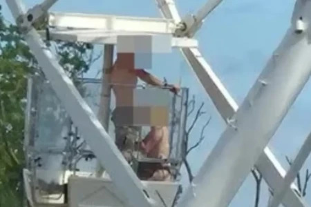 Casal é filmado fazendo sexo em roda-gigante durante festival de rock; vídeo Flagrante show do Guns N' Roses na Inglaterra casal transando