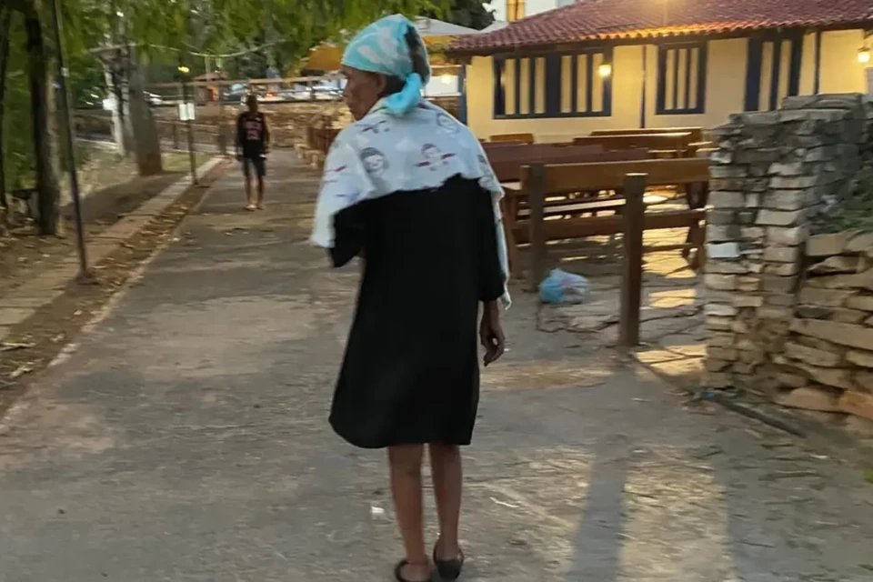 Homem é flagrado agredindo idosa em situação de rua em Pirenópolis; vídeo revolta moradores Agressor dono de um restaurante popular da cidade