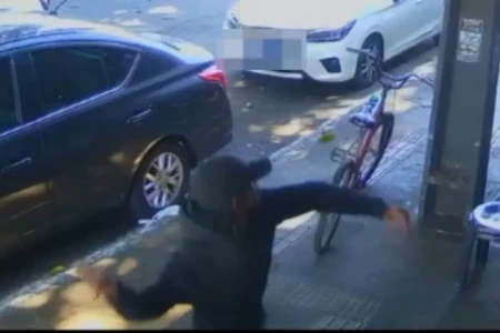 Imagem do momento em que ele segura o objeto