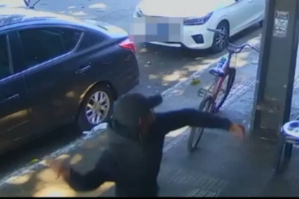 Imagem do momento em que ele segura o objeto