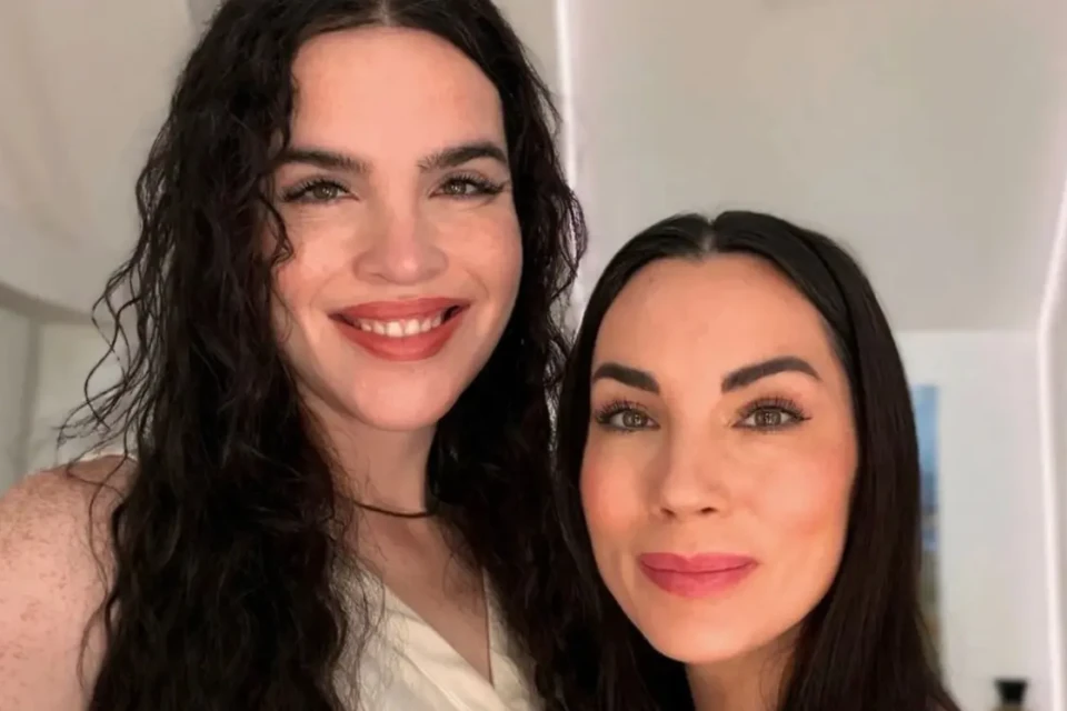 Após marido passar por mudança de gênero, americana se revela bissexual e continua casada Marido passa por mudança de gênero e mulher fotos