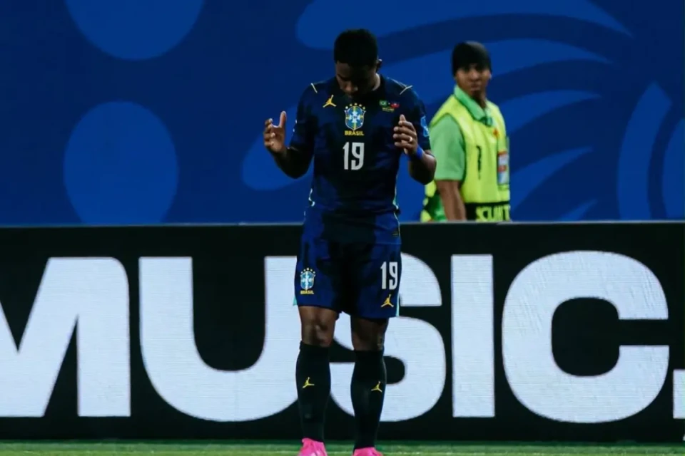 Endrick em jogo da seleção brasileira
