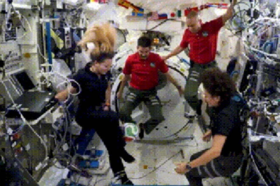 Astronautas batem bola com gravidade zero em nave espacial da Nasa (Foto: Reprodução)