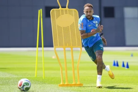 Neymar em treino da seleção brasileira