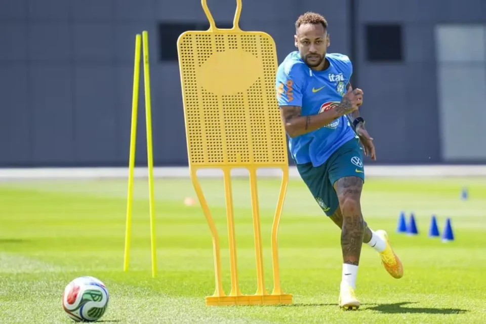 Neymar em treino da seleção brasileira