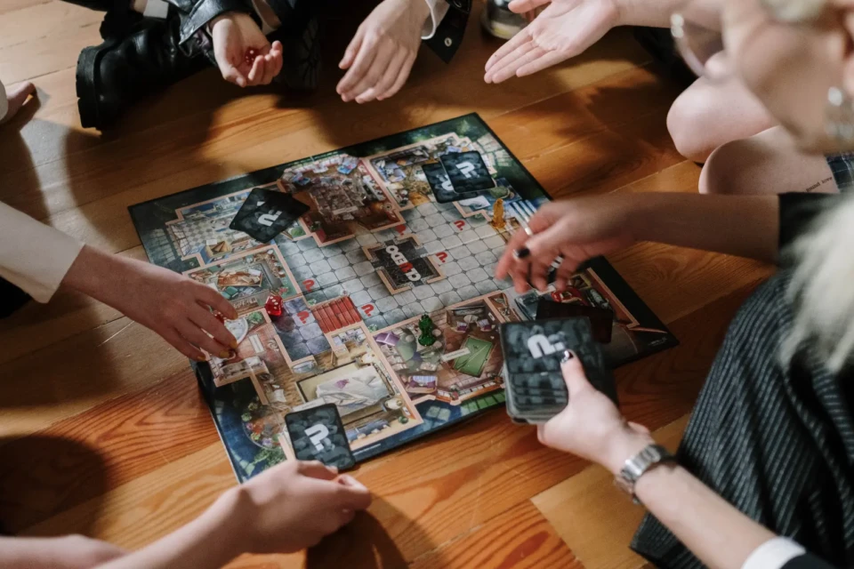 Jogos de tabuleiro ajudam a reduzir o estresse e fortalecer vínculos sociais, apontam pesquisas