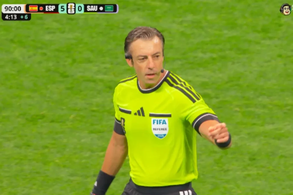 Diferente de Wilton Sampaio, Klaus usa inglês bem durante jogo da Copa (Foto: Reprodução)