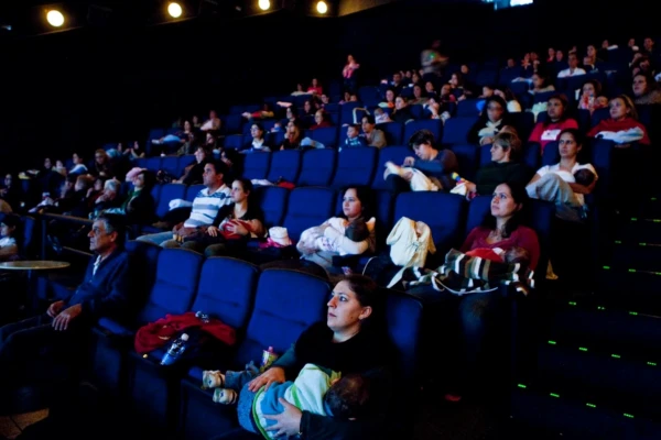 Cinema exibe “Toy Story 5” em sessão adaptada para famílias com bebês em Goiânia