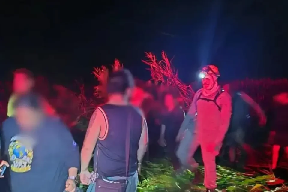 Estudantes resgatados pelo Corpo de Bombeiros - (Foto: reprodução/Corpo de Bombeiros)