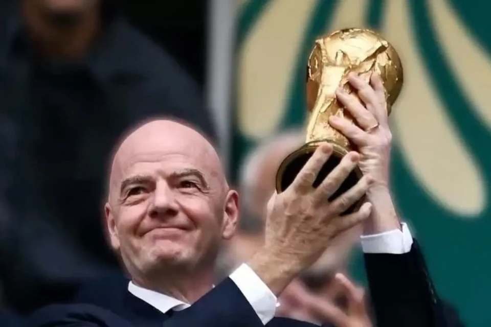 Infantino, presidente da Fifa, levanta troféu que será entregue ao campeão da Copa (Foto: Instagram)