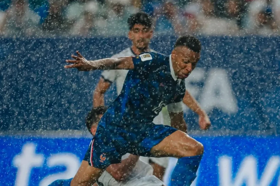 França vence o Iraque no primeiro tempo, mas chuva interrompe partida na Filadélfia