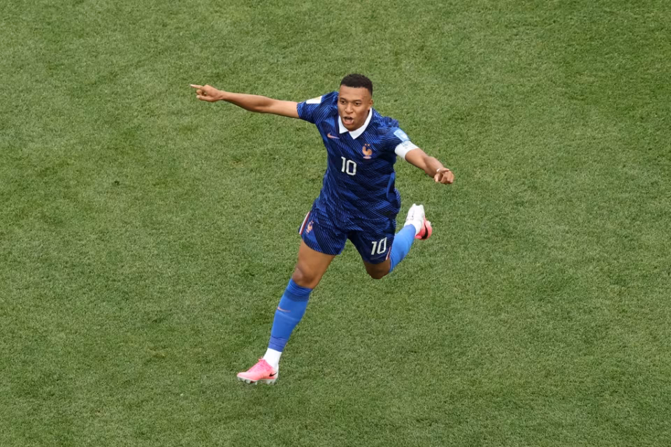 Mbappé marca dois, chuva interrompe jogo e França vence mais uma na Copa