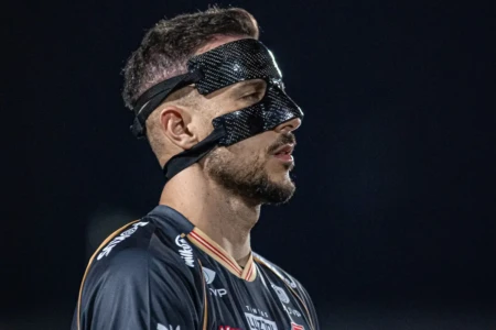 Helton Leite em jogo do Vila Nova