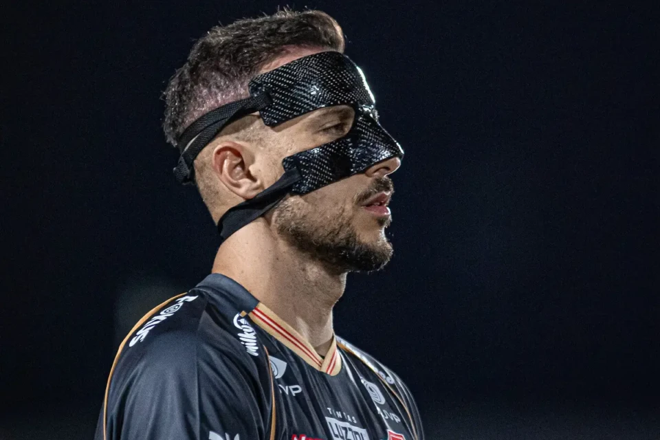 Helton Leite em jogo do Vila Nova