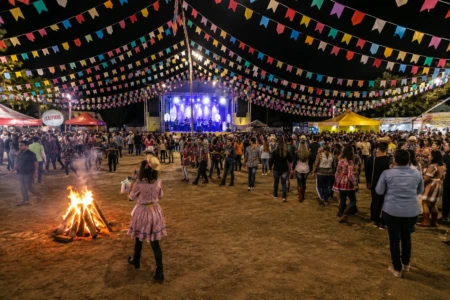 Arraiá gospel vira alternativa a veto à festa junina, mas igrejas evangélicas Evangélico pode pular São João? Arraiás gospel dividem igrejas
