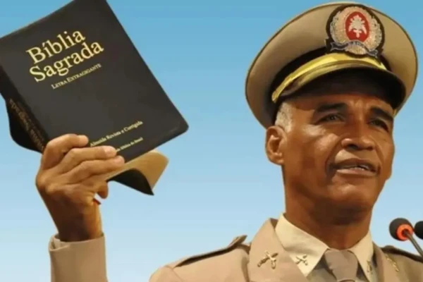 Ex-gay e deputado, pastor Isidório ensina como andar na garupa de moto sem “roçar”; vídeo "Esse furico agora é de Deus" declarou o religioso
