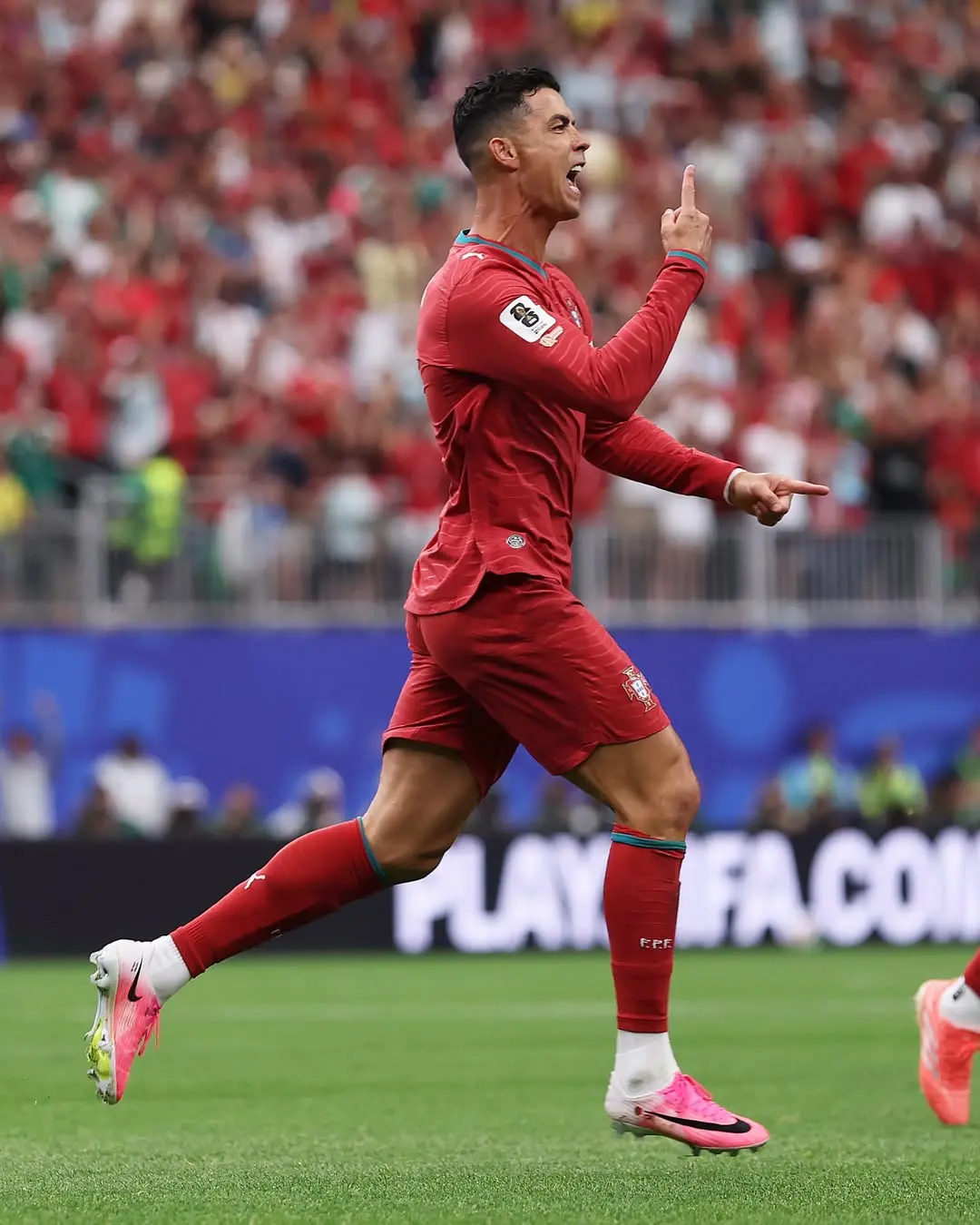 Cristiano Ronaldo em jogo contra o Uzbequistão (Foto: Instagram)