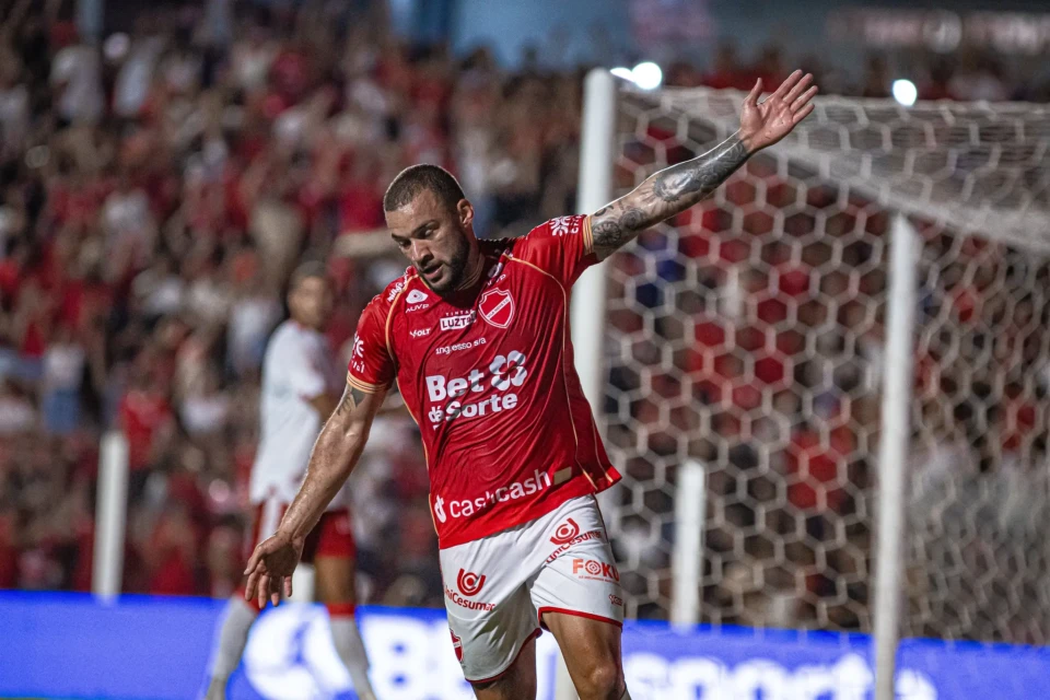 André Luís comemora gol pelo Vila Nova na Série B