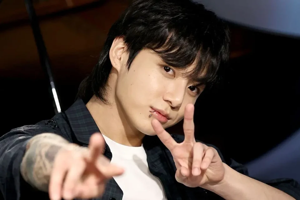 Brasileira que perseguia Jung Kook integrante do grupo BTS é condenada à prisão e será deportada Mulher visitou a casa do artista sul-coreano