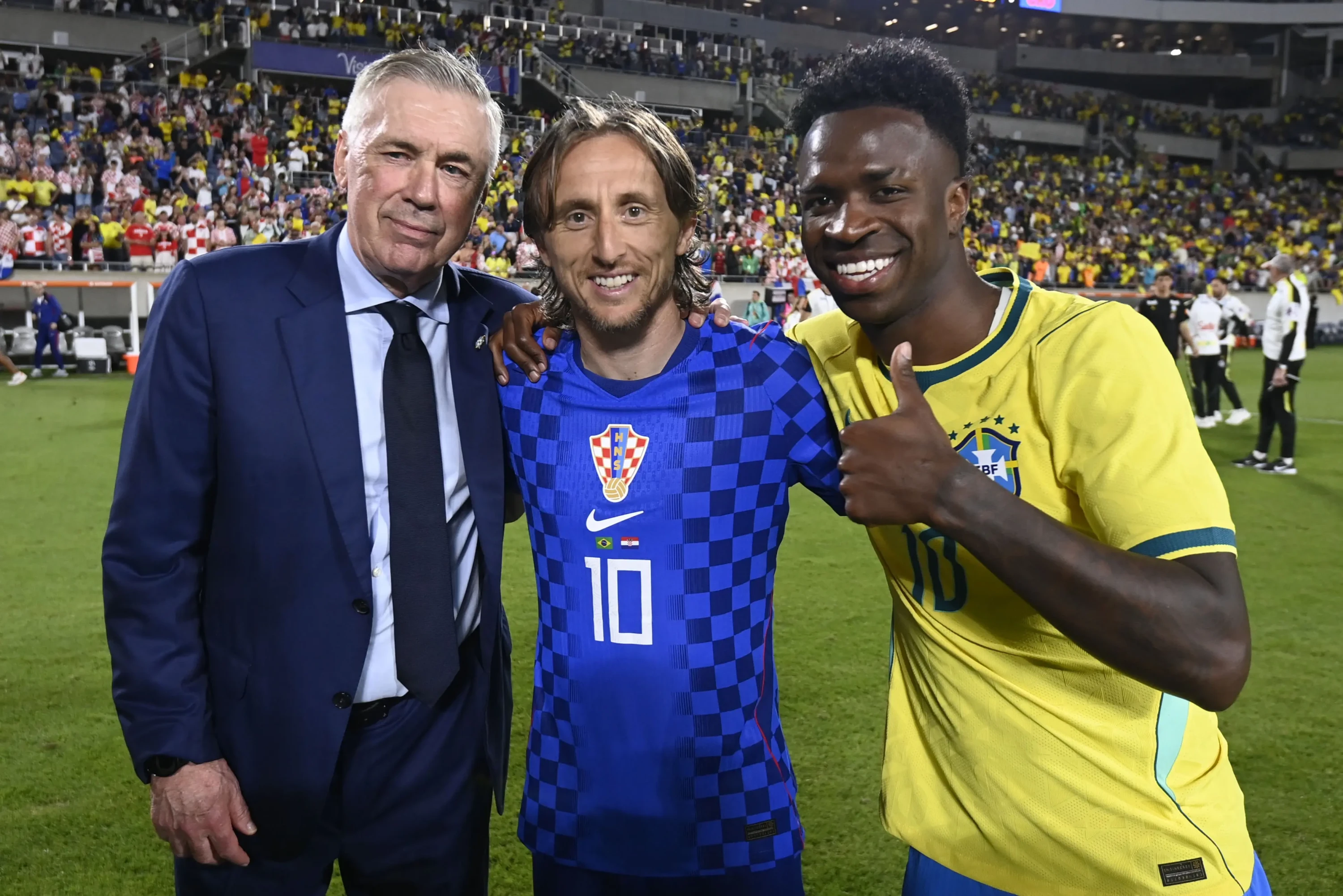 Modric ao lado dos ex-companheiros de Real Madrid Ancelotti e Vini Jr., em amistoso da Croácia contra Brasil (Foto: Federação Croata de Futebol)
