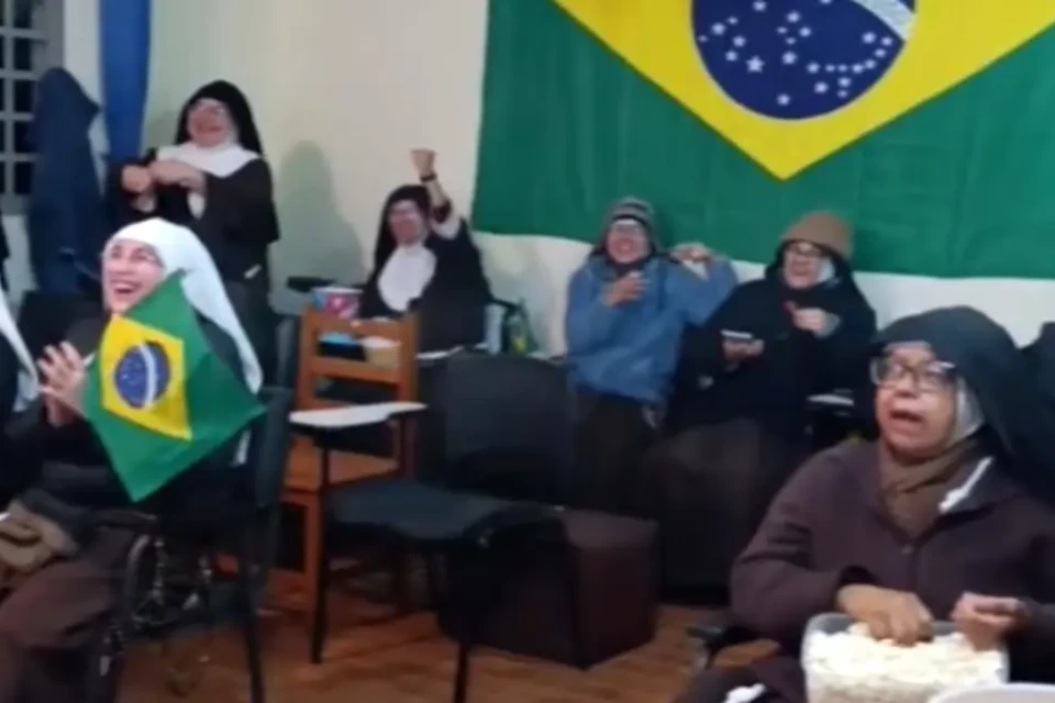 Vídeo: irmãs de mosteiro viralizam ao torcer pelo Brasil diante de imagem de Nossa Senhora Vídeo: irmãs torcem pelo Brasil com Nossa Senhora