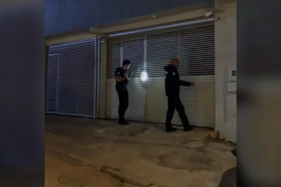 Policiais cumprindo mandados - (Foto: reprodução/PC)