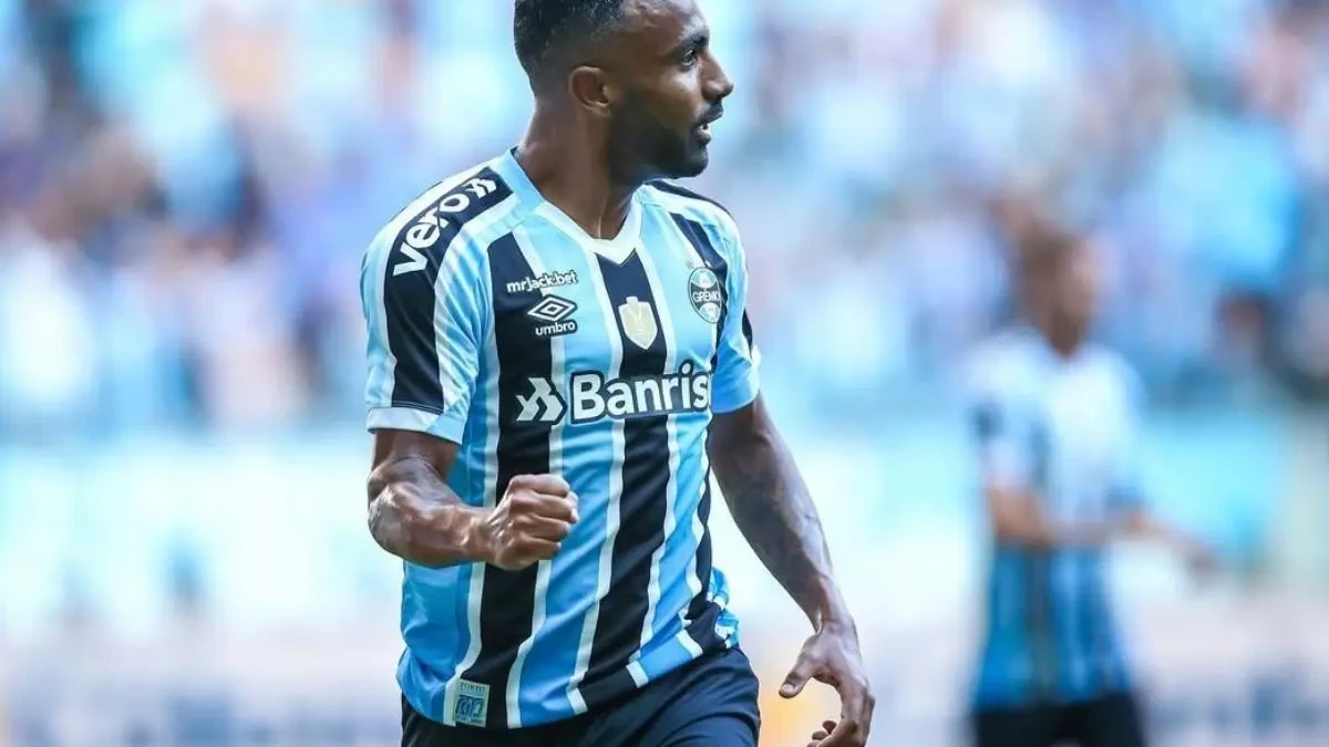 Meia-atacante se destacou na base do Vila Nova em 2014 (Foto: Instagram)