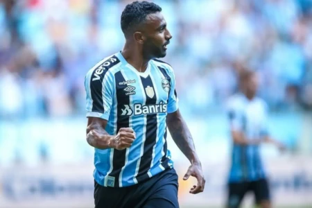 Meia-atacante se destacou na base do Vila Nova em 2014 (Foto: Instagram)