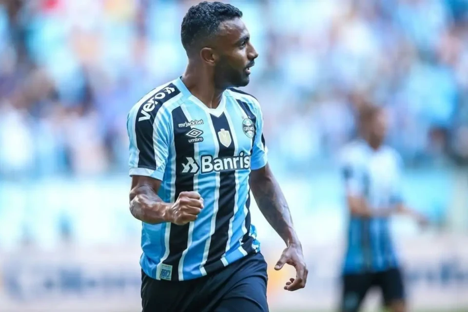 Meia-atacante se destacou na base do Vila Nova em 2014 (Foto: Instagram)