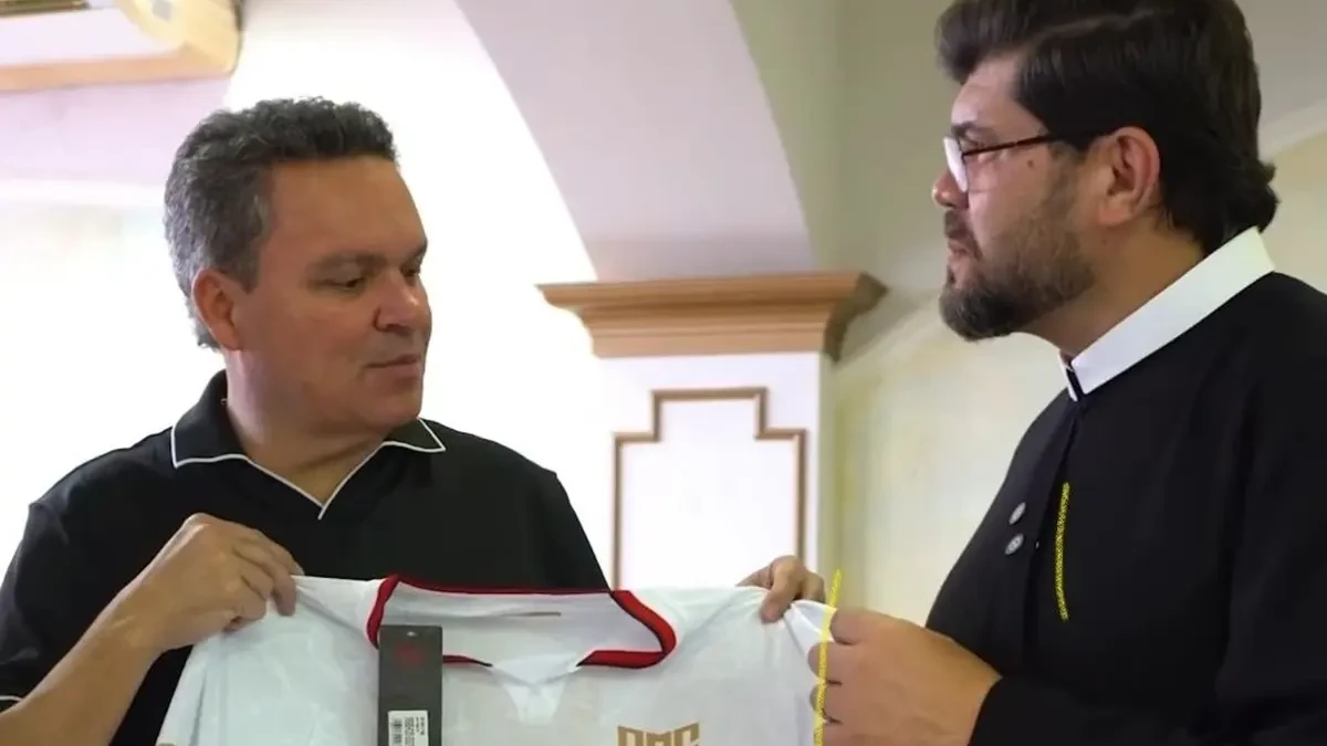 Adson Batista ao lado do padre Marco Aurélio