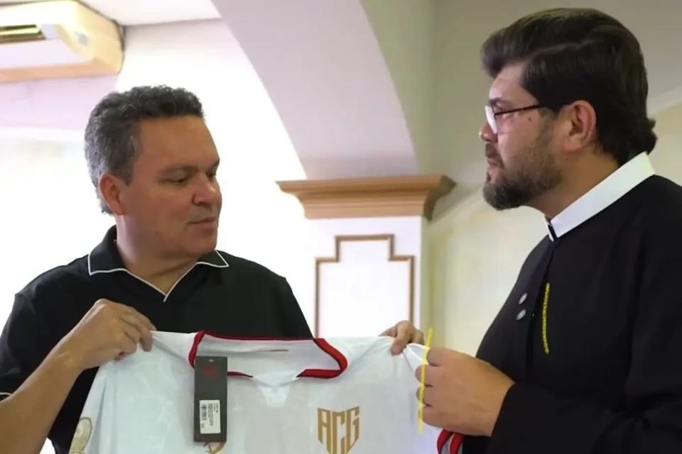 Adson Batista ao lado do padre Marco Aurélio