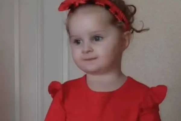 Casal é condenado à prisão após morte da filha de 3 anos por infestação de piolhos com dentes podres, menina desenvolveu anemia grave